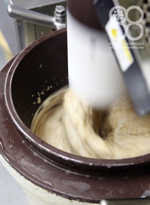 玄米餅をつく光景