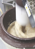 玄米餅をつく光景