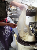 熱々に蒸かした玄米(餅つき行程)