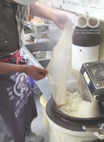 熱々に蒸かした玄米(餅つき行程)